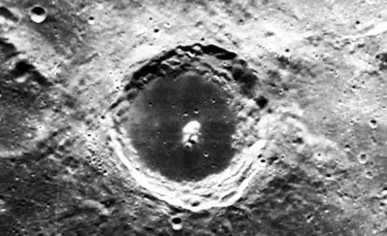 Скотт Уоринг удивил всех изображением пришельца в лунном кратере, фото