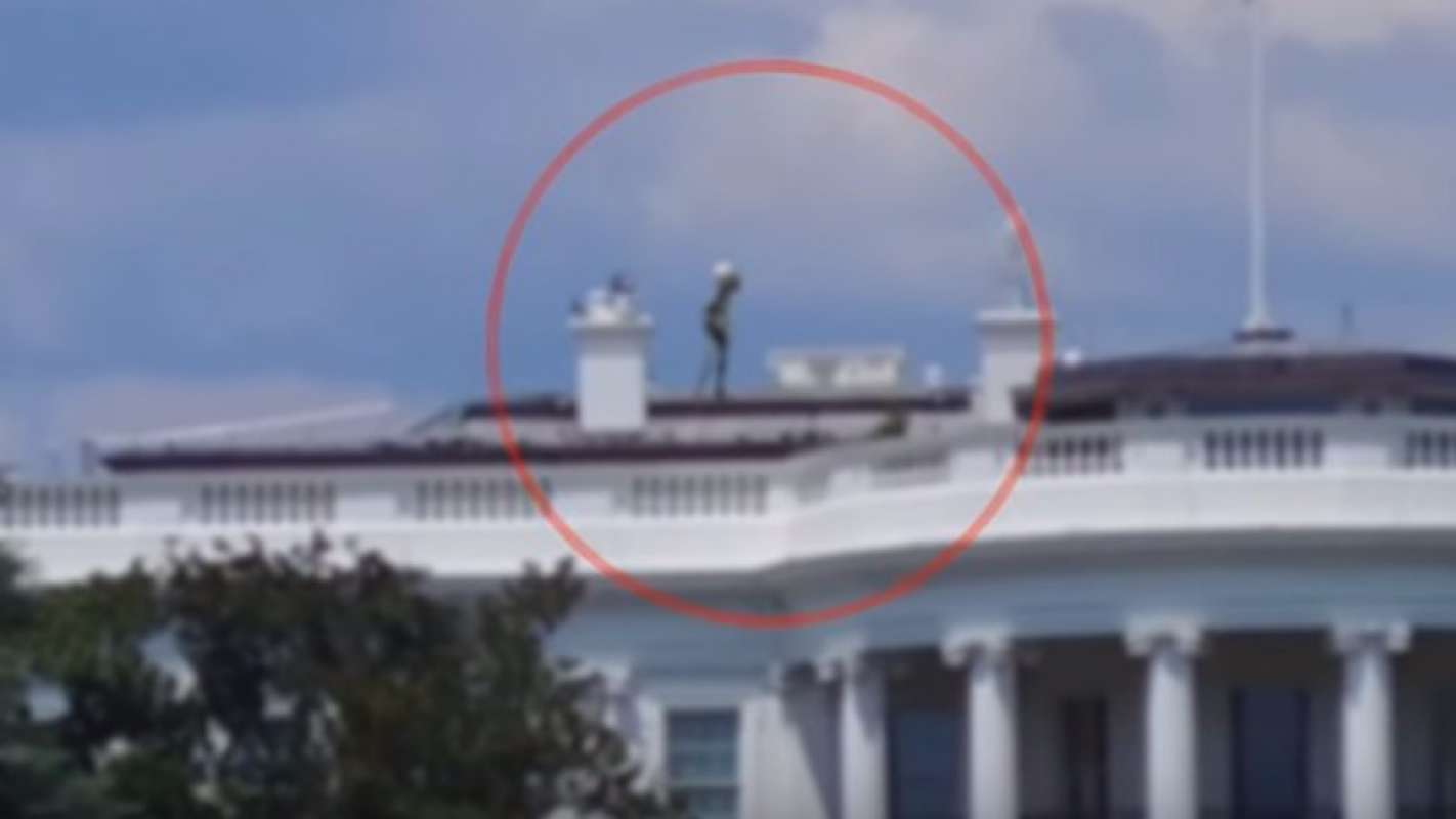 На крыше Белого Дома заметили "пришельца"