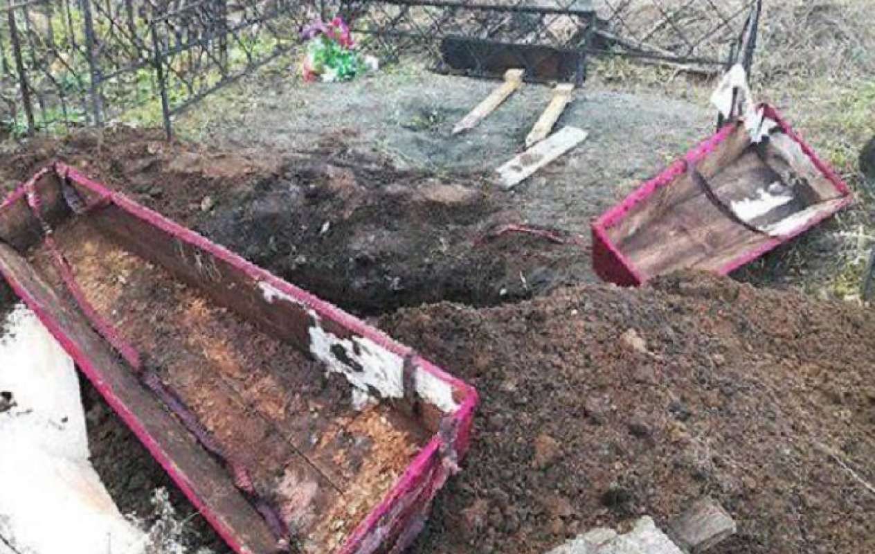 Пришелец разрыл десятки могил на подмосковном кладбище и забрал с собой трупы, есть фото злодея