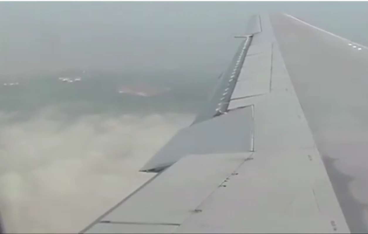 НЛО пролетел прямо возле самолёта, интригующее видео