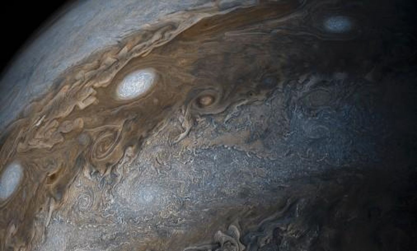 Аппарат NASA сфотографировал бури на Юпитере