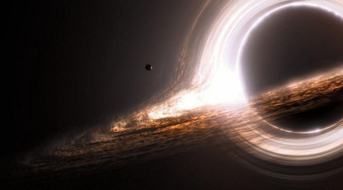 Астрономы обнаружили таинственный газопылевой диск у «спящей» гигантской черной дыры