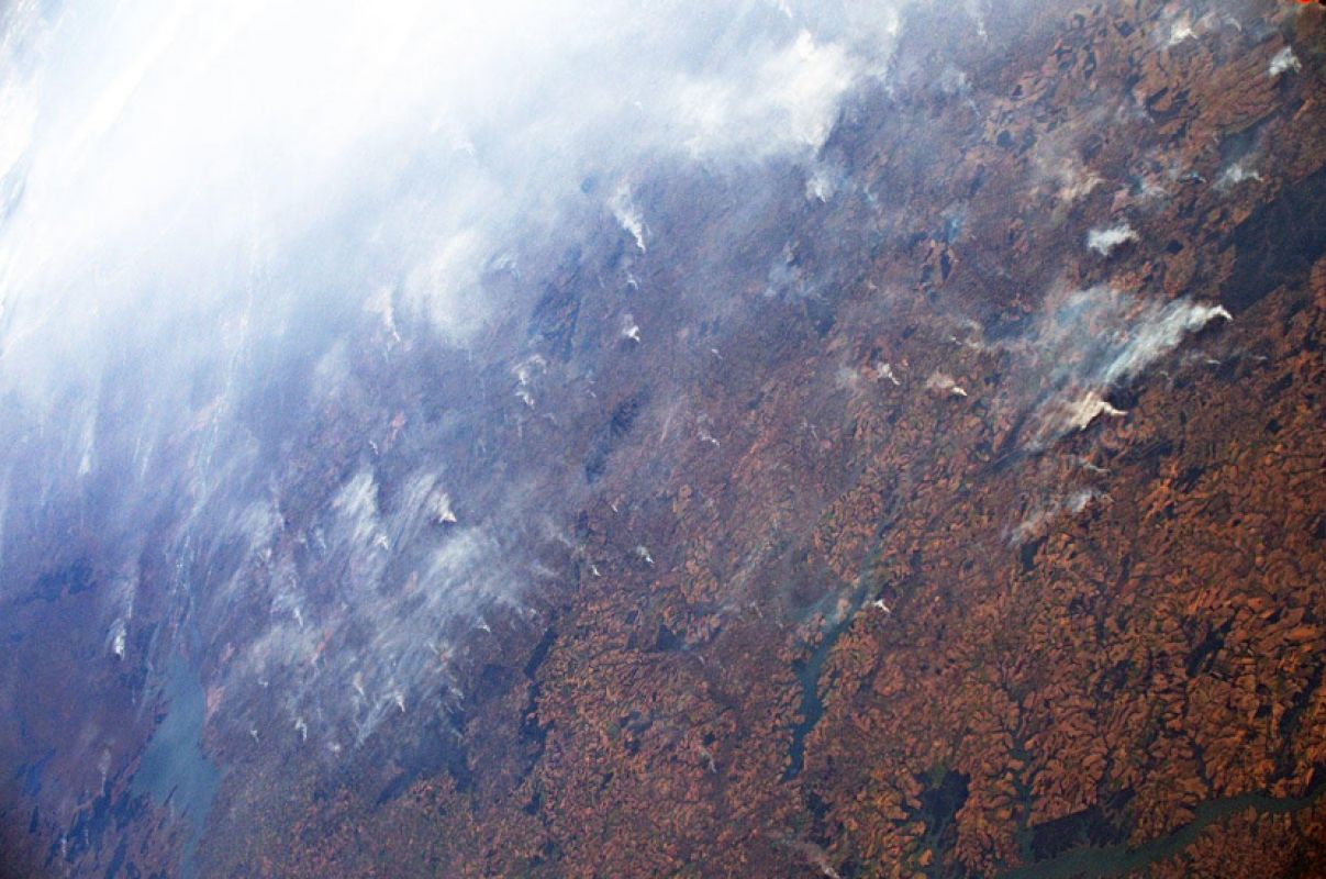 Астронавт на МКС показал сделанные из космоса жуткие кадры охваченной огнем и дымом Амазонии 