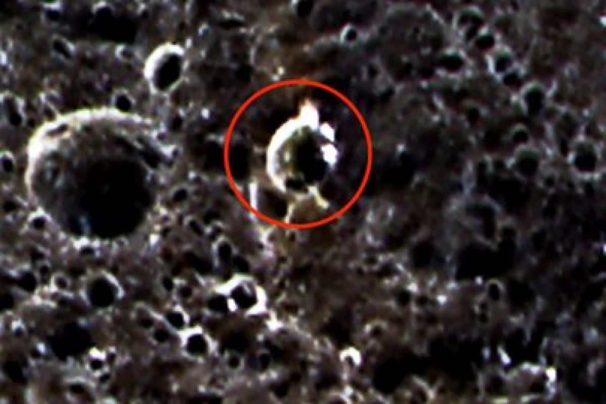 Скотт Уоринг удивил всех изображением пришельца в лунном кратере, фото