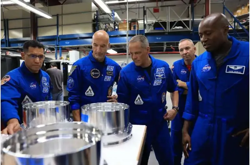 Астронавты NASA и Европейского космического агентства в лаборатории разработки прототипов