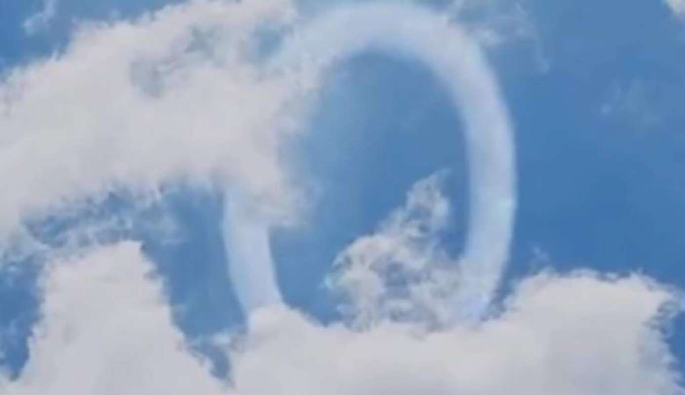 Дым кольцами облаками там и тут. Кольцо из облаков. Кольцо из облаков в небе. Кольцо с облаком. Облака колечками.