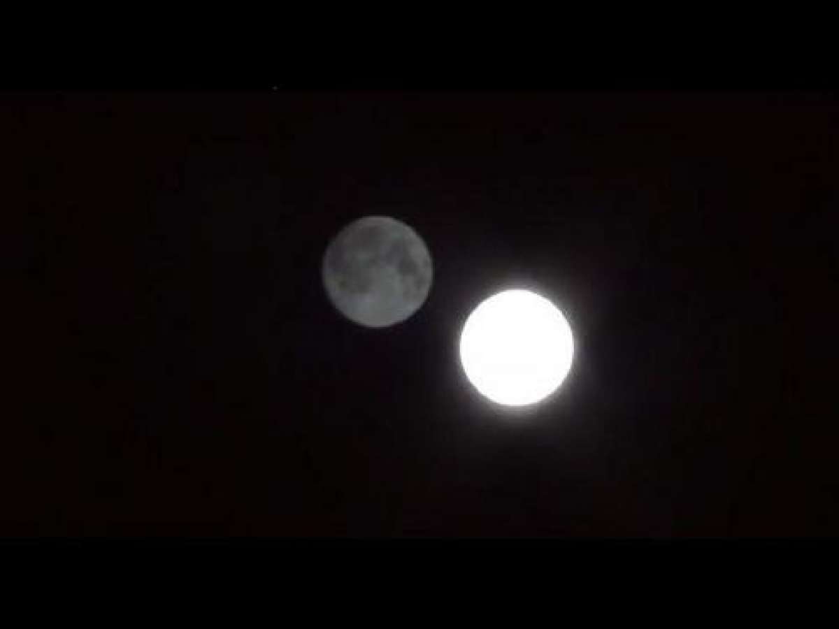 Было ли 2 луны. Явление 2 Луны. 2 Луны на небе явление. Две Луны 27 августа 2012. Две Луны на небе 27 августа.