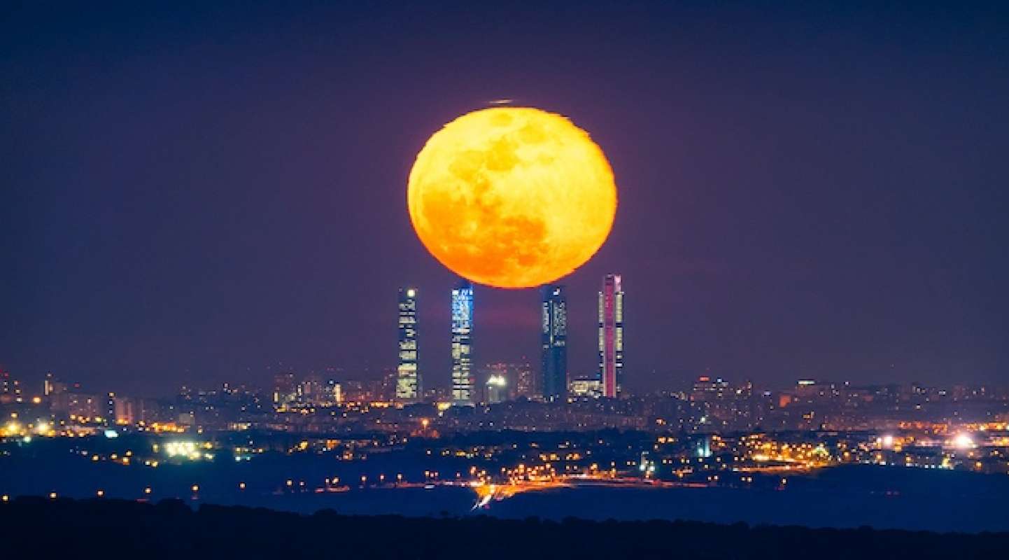 Огромная Луна на горизонте
