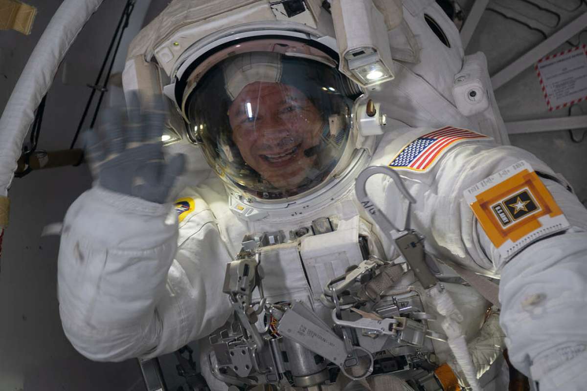 МКС космонавты в открытом космосе