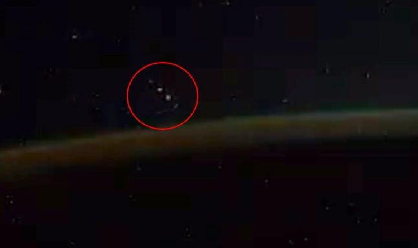 Российский космонавт заметил в небе Южного полушария группу из пяти неизвестных объектов