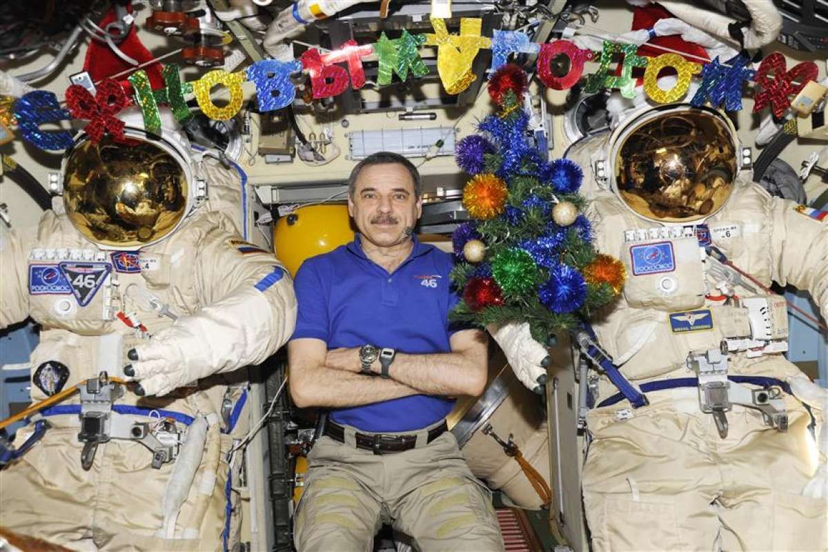 Развлечения космонавтов. Космонавт в космосе. Космонавт новый год. Космонавты на космической станции. Новый год на МКС.