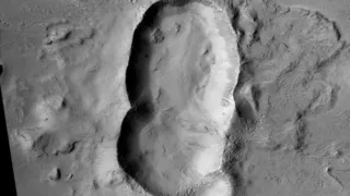Кратер с необычной формой обнаружили на поверхности красной планеты