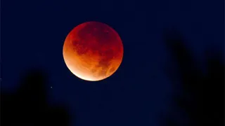 Самое шустрое лунное затмение века