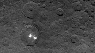 На поверхности Цереры обнаружены загадочные светлые пятна, создающие впечатление наличия некой атмосферы 