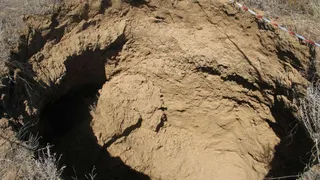 Огромная воронка образовалась в поле под Волгоградом