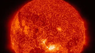 НАСА опубликовало новый снимок поверхности Солнца, на котором отчетливо видна вспышка