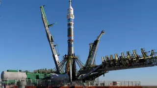 На «Гагаринский старт» установили «СоюзФГ», на котором очередной экипаж космонавтов отправится к космостанции