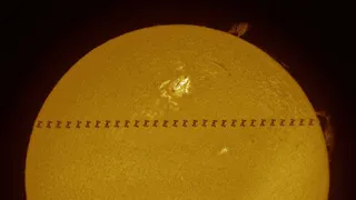 Известный французский астроном запечатлил космостанцию на фоне протуберанца