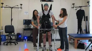 Благодаря современным технологиям парализованный мужчина смог пойти