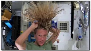 Карен Найберг – как ухаживать за волосами в невесомости