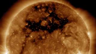 Астрономы представили снимок обширной корональной дыры на Солнце