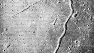 Трещины на Луне создает гравитация Земли