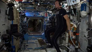 Астронавты МКС испытывают новый разгрузочный костюм