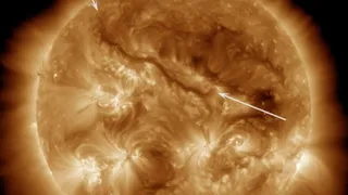 Solar Dynamics Observatory обнаружила огромную магнитную нить на Солнце 
