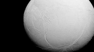 Агентство НАСА опубликовало высококачественную фотографию Энцелада – спутника Сатурна