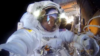 Американские астронавты вышли в открытый космос