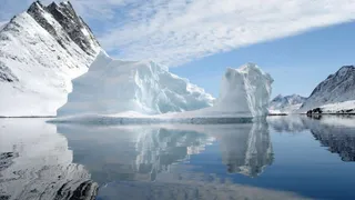 Крупнейший ледник Гренландии раскололся из-за глобального потепления