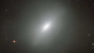 «Хаббл» сфотографировал молодую эллиптическую галактику