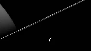 «Кассини» сфотографировал спутник Сатурна Тефию в виде полумесяца 