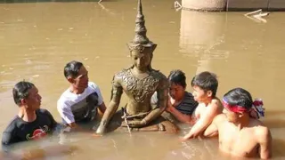 На дне реки Меконг обнаружили древнюю статую Будды благодаря «мистическому свечению» 