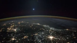 NASA опубликовало фотографию Венеры на фоне Земли 