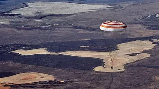 11.12.15 три члена экипажа МКС вернулись на Землю 