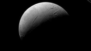 Фото Энцелада, произведенные «Кассини» во время последнего сближения со спутником Сатурна 