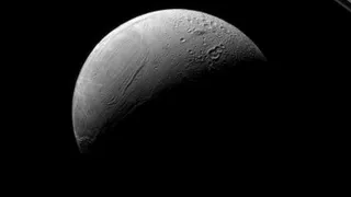 Фото Энцелада, произведенные «Кассини» во время последнего сближения со спутником Сатурна 