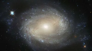 «Хаббл» сфотографировал спиралевидную галактику с огромной прожорливой черной дырой в центре 