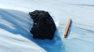 В Антарктиде ученые нашли два ценных обломка метеорита