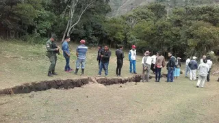 Аномальная грунтовая трещина в Колумбии начинает увеличиваться 