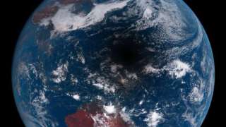 Японский зонд сфотографировал тень Луны на Земле 