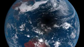 Японский зонд сфотографировал тень Луны на Земле 