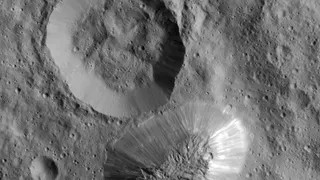 «Dawn» прислал новые снимки загадочной пирамиды на Церере 