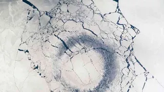 На озере Байкал появились загадочные кольца 