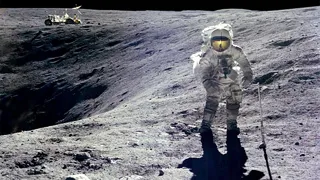 НЛО следило за землянами на Луне 