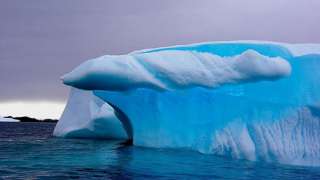 Российским ученым удалось извлечь образцы космической пыли из голубого льда Антарктиды 