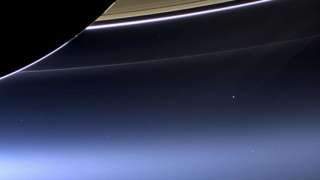 Зонду Кассини удалось получить снимки Земли через кольца Сатурна