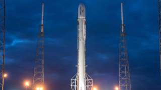SpaceX запустила Falcon 9 с секретным спутником на борту