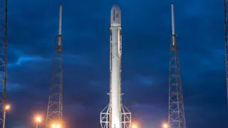 SpaceX запустила Falcon 9 с секретным спутником на борту
